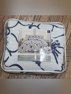 Navy Floral Reversible Quilt 3-Piece Set Full / Queen Lush Decor Scandanavian